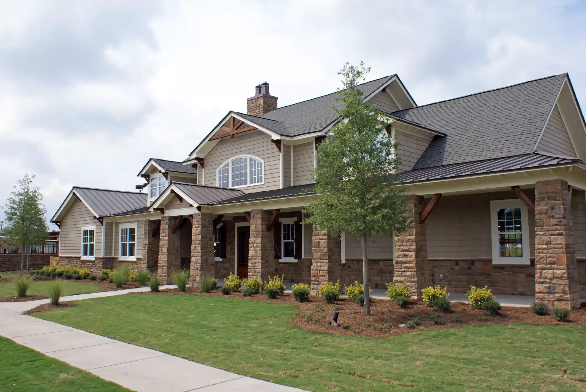 the retreat at columbia apartments near university of south carolina clubhouse exterior